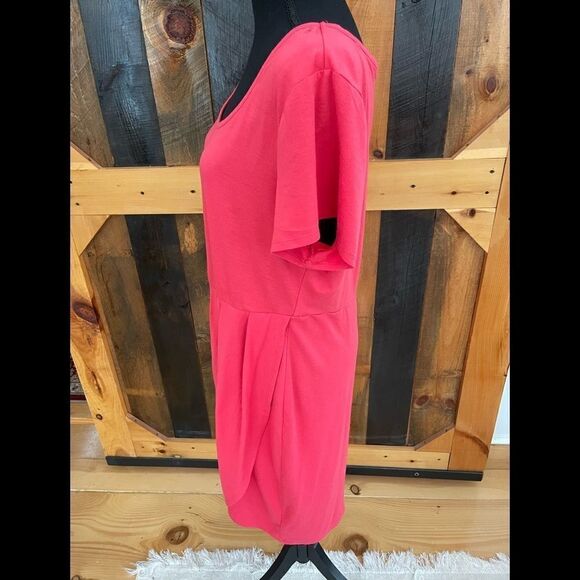 TORRID Tulip Dress Size 2, Short
Sleeve Stretch Jersey Knit Scoop Neckline - Picture 3 of 5